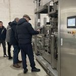 外国のお客様が二次梱包設備を視察するために当社を訪れることを温かく歓迎します